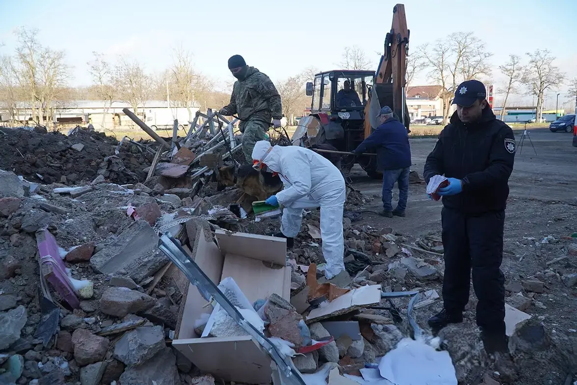 У Тернополі триває пошук безвісти зниклих: фахівці працюють серед сотень тонн завалів