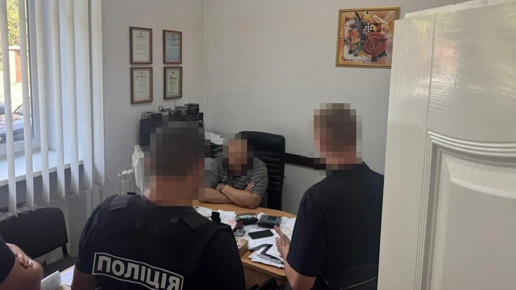 На Тернопільщині чоловіка судитимуть за отримання хабаря в 10 тисяч доларів