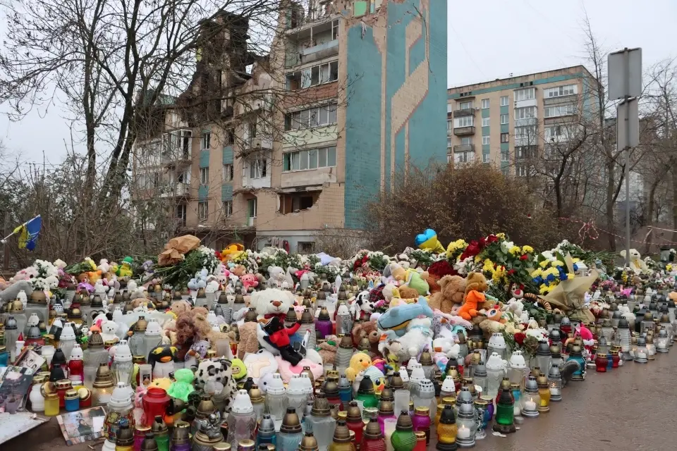 Серед квітів та свічок — фото, де всі живі та щасливі. Тернопіль продовжує оплакувати загиблих