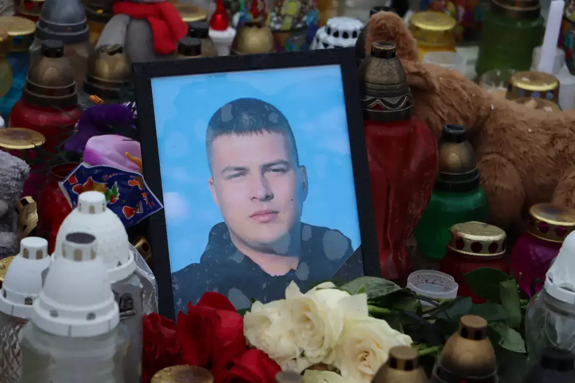 Серед квітів та свічок — фото, де всі живі та щасливі. Тернопіль продовжує оплакувати загиблих