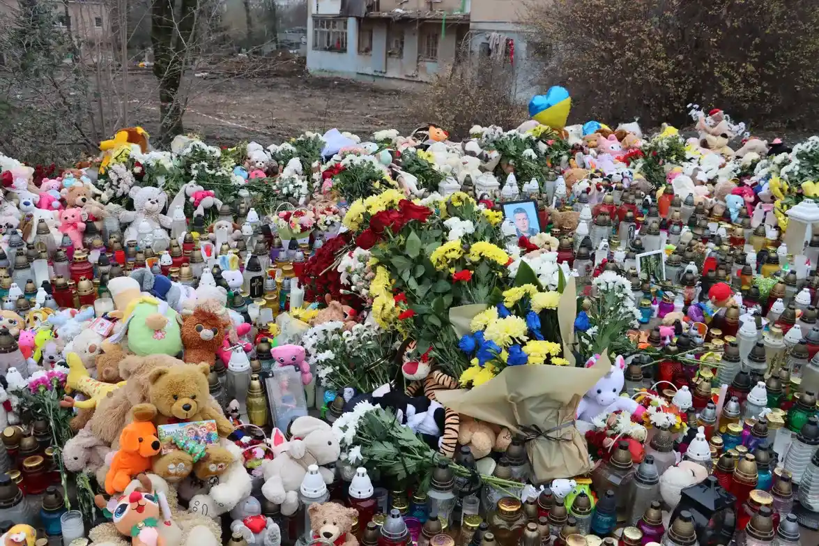 Серед квітів та свічок — фото, де всі живі та щасливі. Тернопіль продовжує оплакувати загиблих
