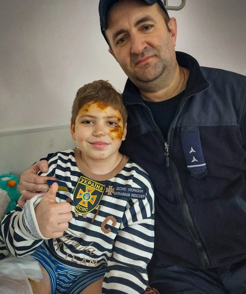 У Тернополі рятувальники відвідали хлопчика, якого витягли з-під завалів