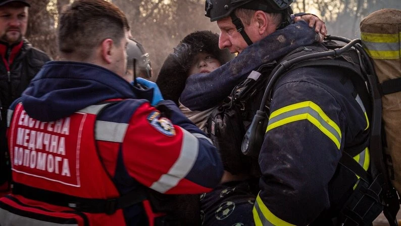 У Тернополі рятувальники відвідали хлопчика, якого витягли з-під завалів