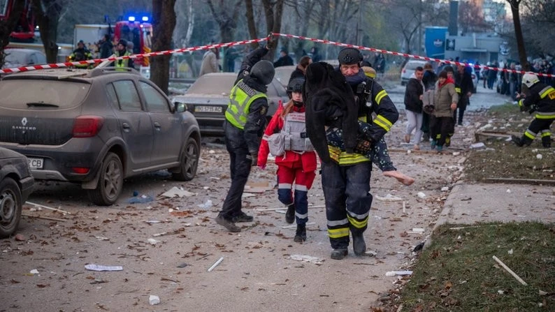 У Тернополі рятувальники відвідали хлопчика, якого витягли з-під завалів