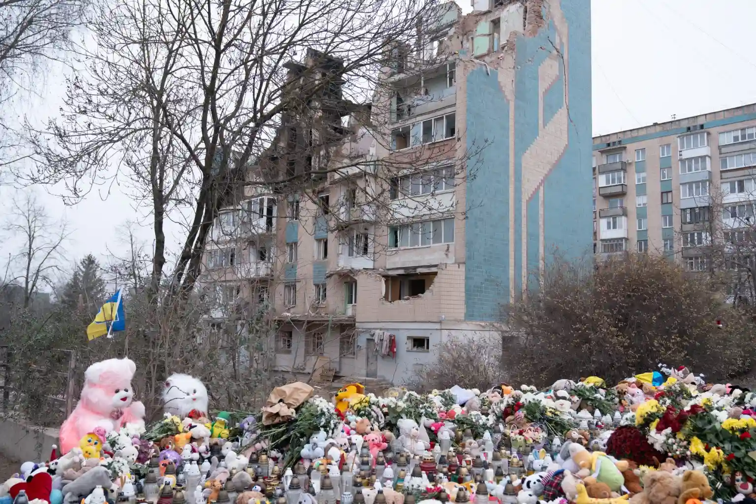 Міжнародні партнери відвідали місце ракетного удару в Тернополі та пообіцяли підтримку постраждалим родинам