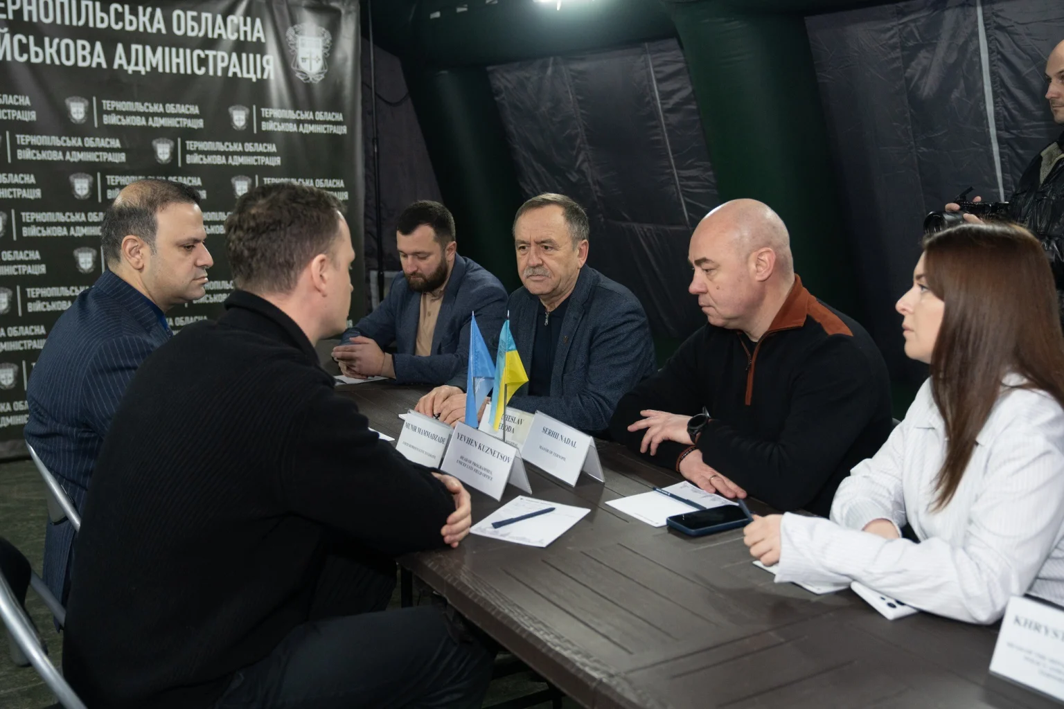 Міжнародні партнери відвідали місце ракетного удару в Тернополі та пообіцяли підтримку постраждалим родинам
