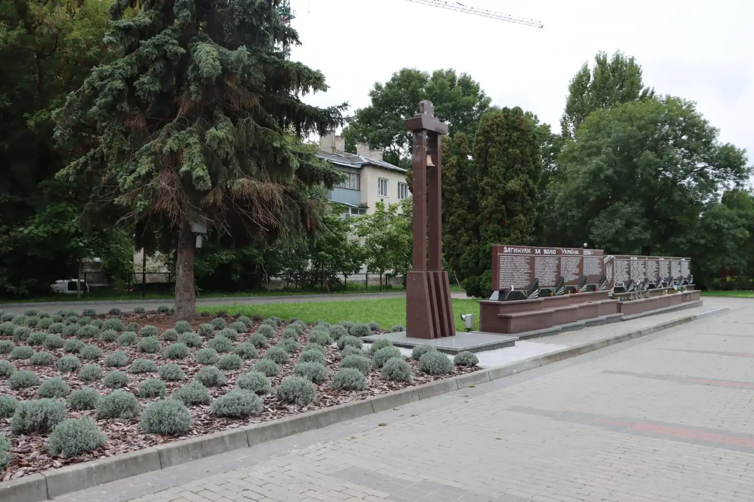 Біля парку Шевченка розширюють стелу з іменами загиблих захисників