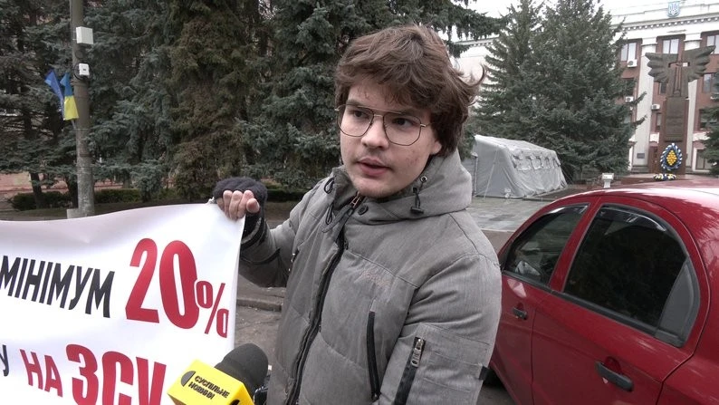 Вимагають перенаправляти залишки річного бюджету на потреби Сил оборони: у Рівному відбувся мирний пікет