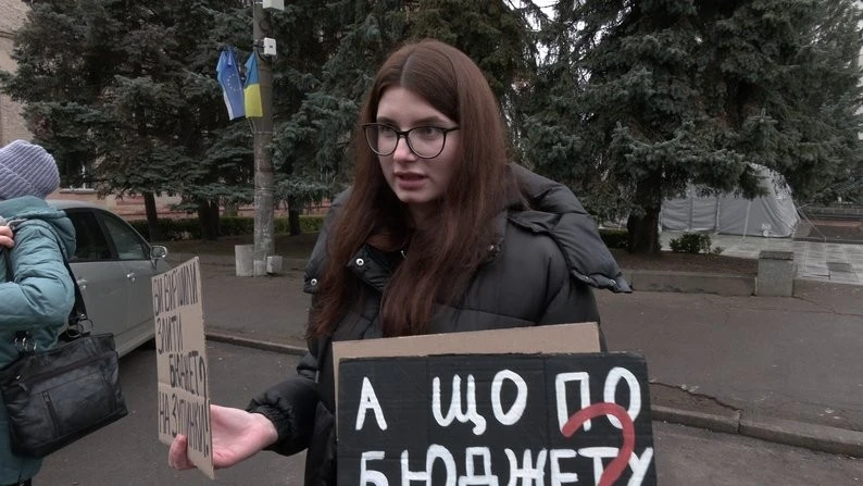 Вимагають перенаправляти залишки річного бюджету на потреби Сил оборони: у Рівному відбувся мирний пікет