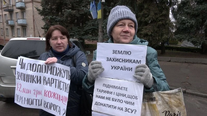 Вимагають перенаправляти залишки річного бюджету на потреби Сил оборони: у Рівному відбувся мирний пікет