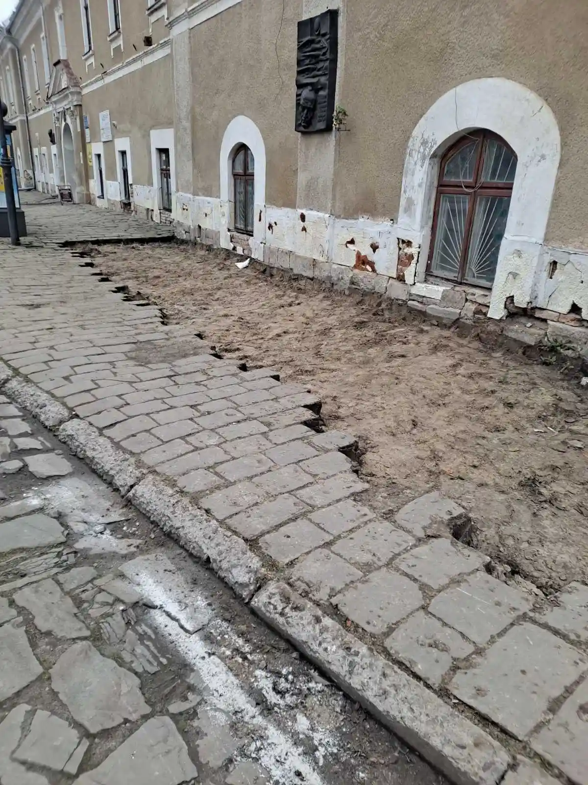 Спалахнув публічний конфлікт через історичну бруківку біля ратуші в Бережанах