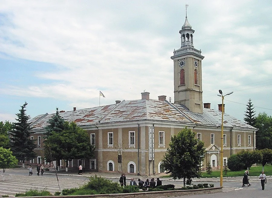 Спалахнув публічний конфлікт через історичну бруківку біля ратуші в Бережанах