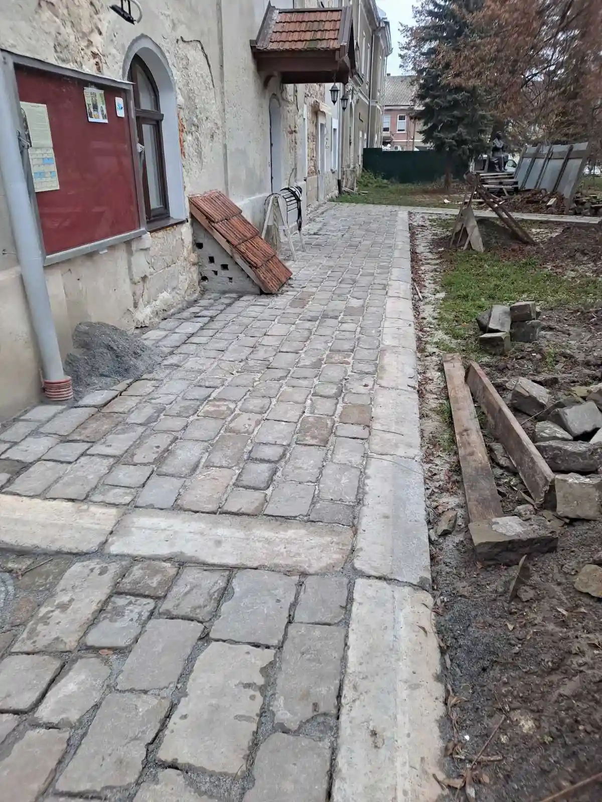 Спалахнув публічний конфлікт через історичну бруківку біля ратуші в Бережанах