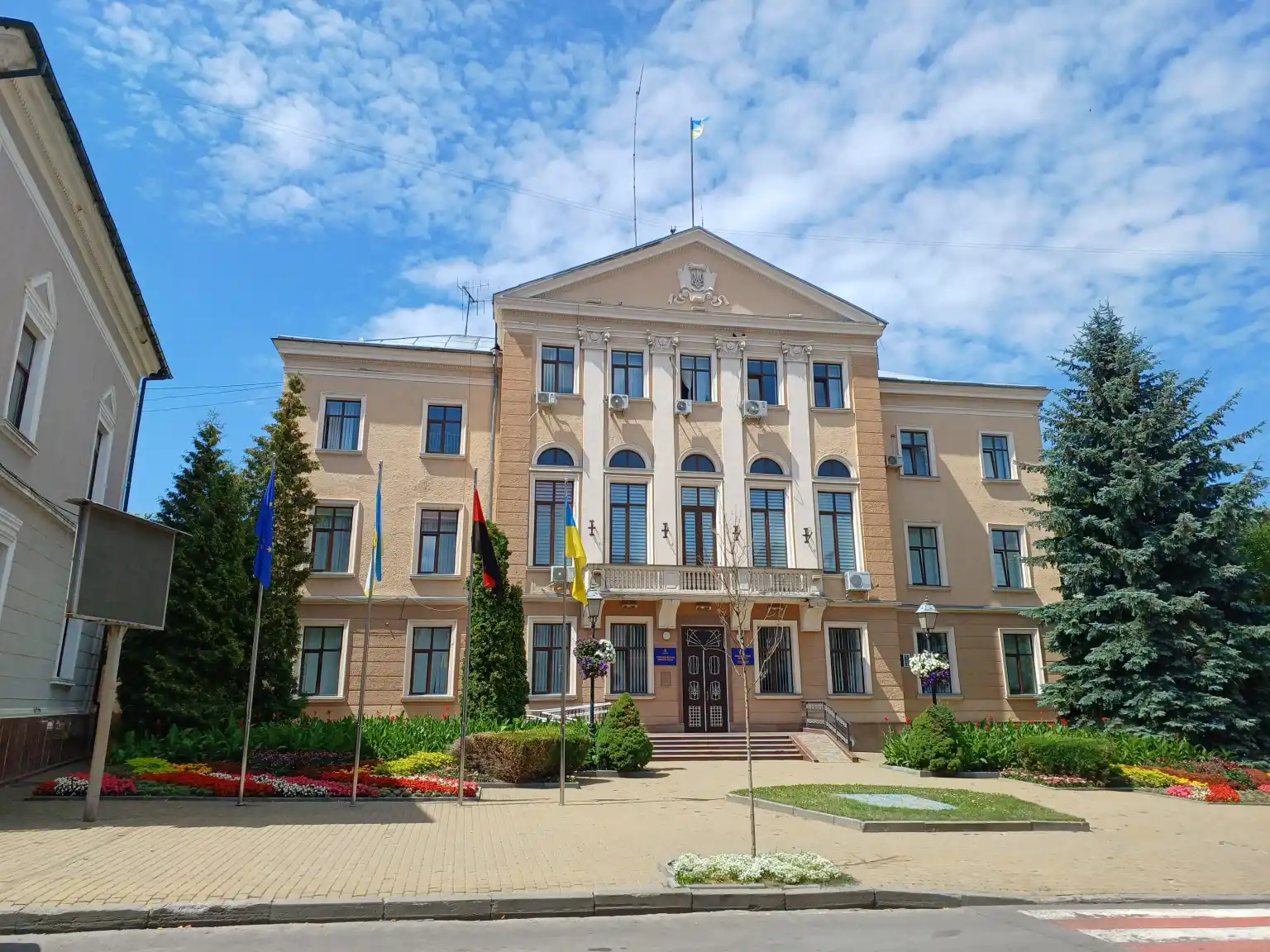 Працівники міськради перерахували понад 600 тисяч гривень на підтримку постраждалих тернополян