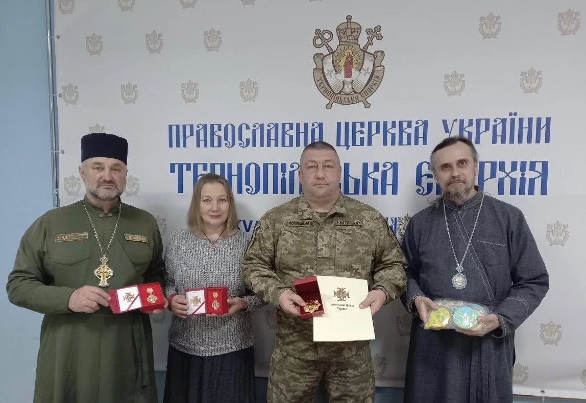 Митрополит Тернопільський і Кременецький Нестор нагородив волонтерів та військовослужбовця