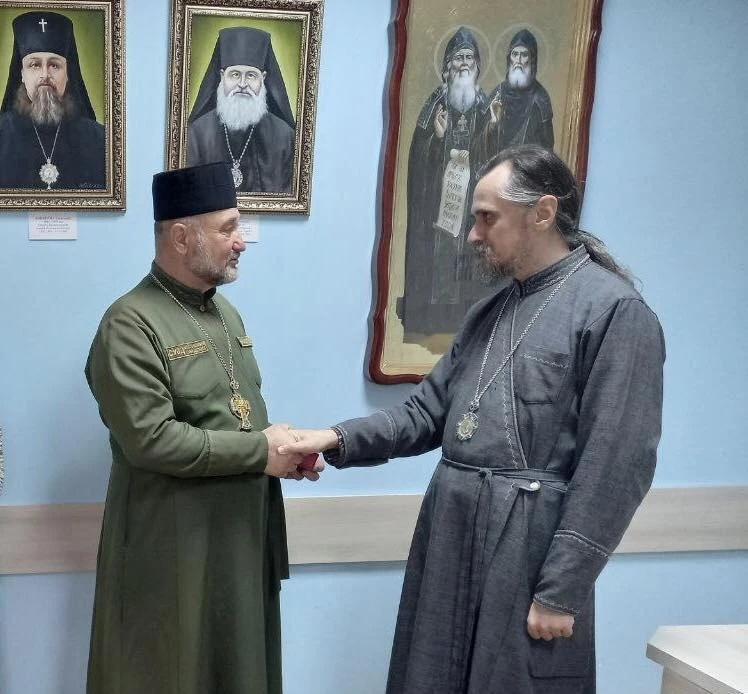 Митрополит Тернопільський і Кременецький Нестор нагородив волонтерів та військовослужбовця