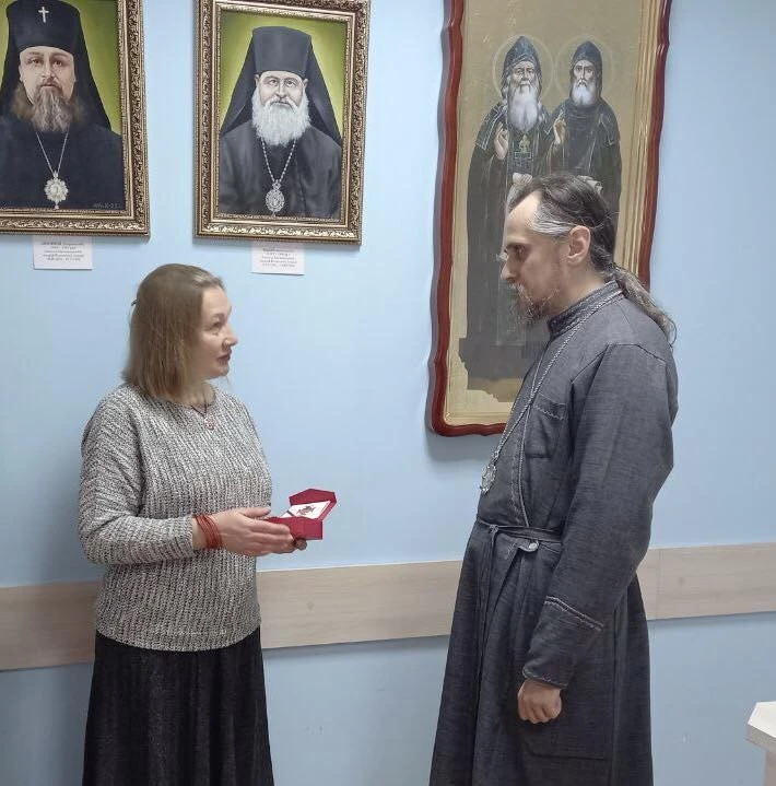 Митрополит Тернопільський і Кременецький Нестор нагородив волонтерів та військовослужбовця