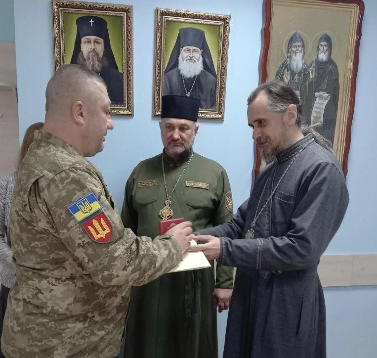 Митрополит Тернопільський і Кременецький Нестор нагородив волонтерів та військовослужбовця