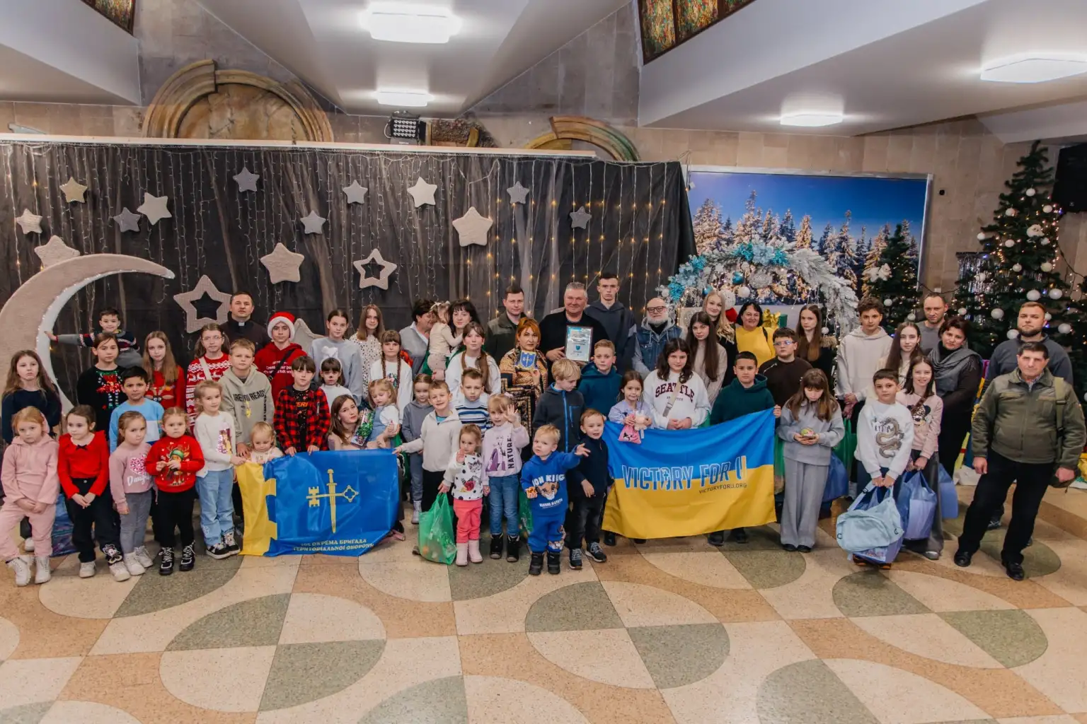 Дітям загиблих і полонених військових у Тернополі показали благодійну виставу та вручили подарунки