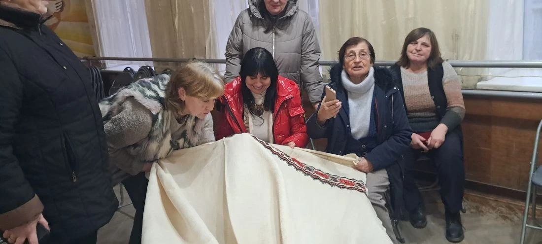 До 20-річчя Дня вишиванки у Бережанах розпочали колективне вишивання сорочки значних розмірів