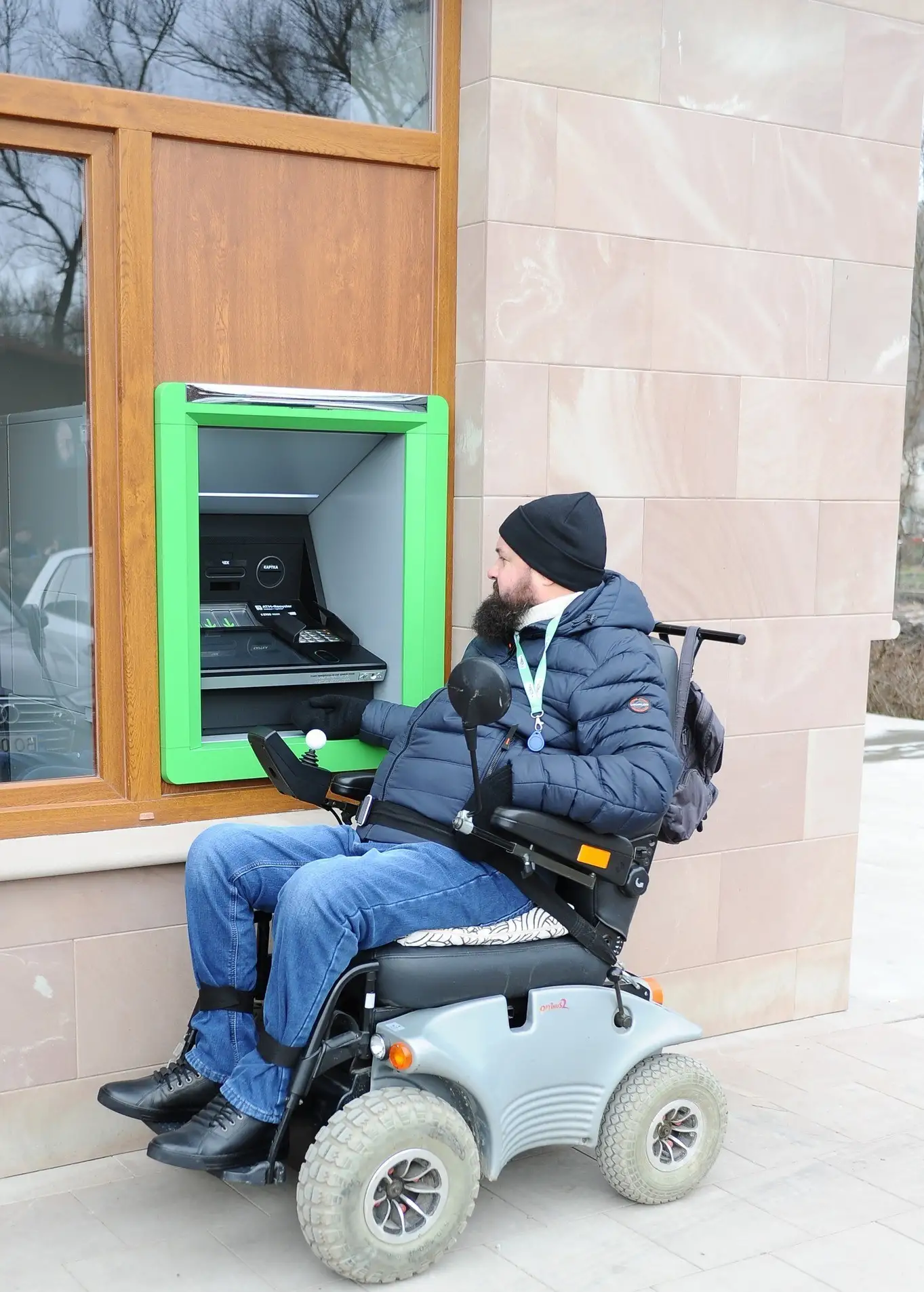 У Чорткові відкрили єдине на Тернопільщині безбар’єрне відділення банку