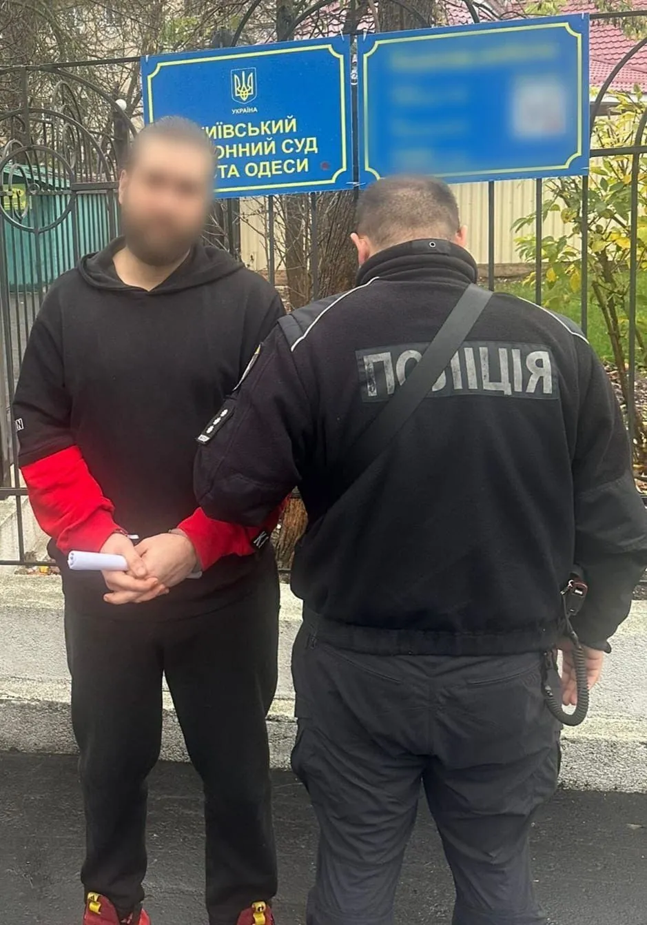 Поліцейські затримали двох жителів Одеси за підозрою у збуті наркотиків та психотропів.