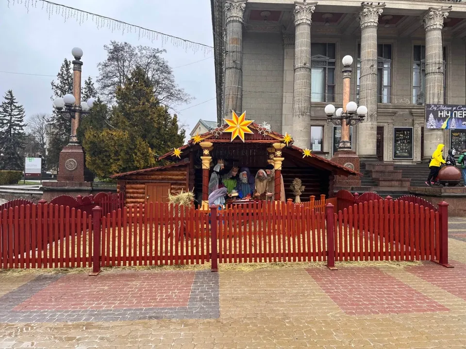 На Театральному майдані встановлюють різдвяну шопку: який вигляд вона матиме цьогоріч