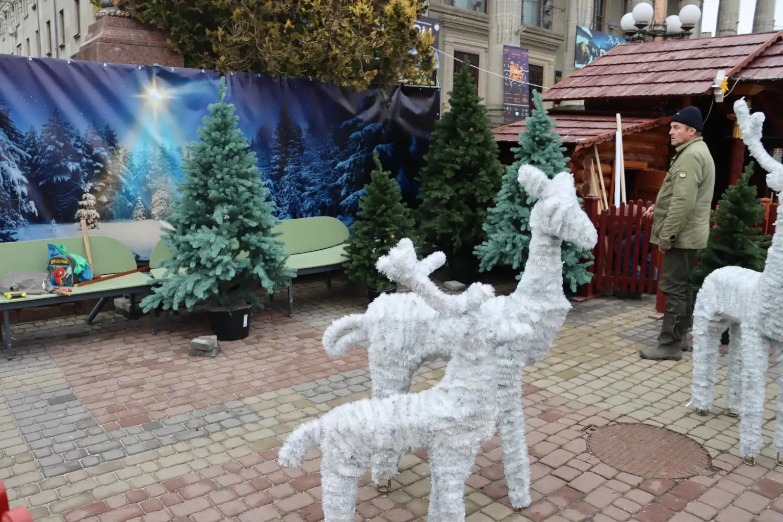 На Театральному майдані встановлюють різдвяну шопку: який вигляд вона матиме цьогоріч