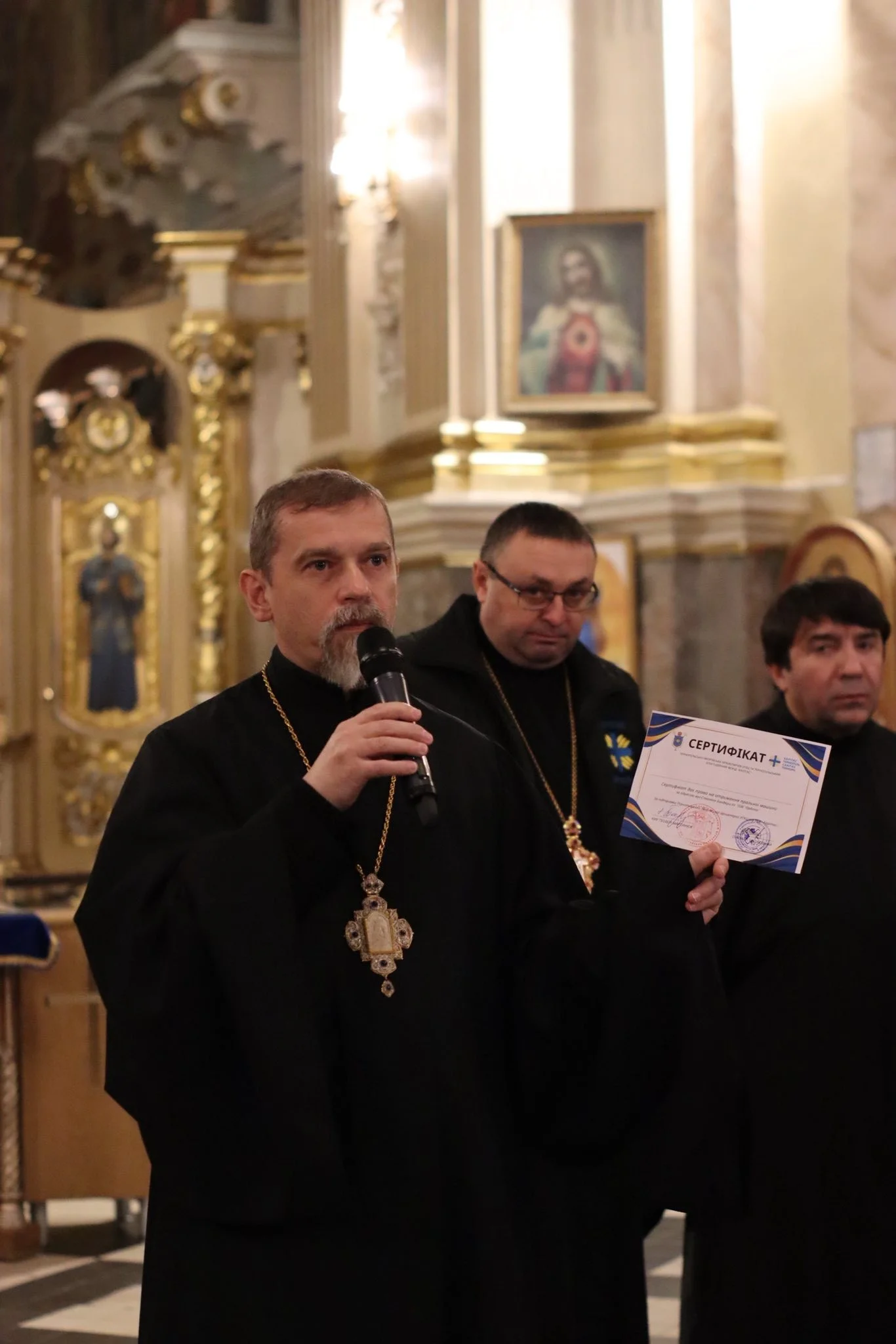 120 сертифікатів на пральні машини передали сім’ям, які постраждали від обстрілу в Тернополі