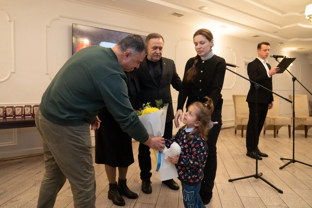 Посмертні нагороди родинам 52 загиблих військових вручили на Тернопільщині Посмертні нагороди родинам 52 загиблих військових вручили на Тернопільщині