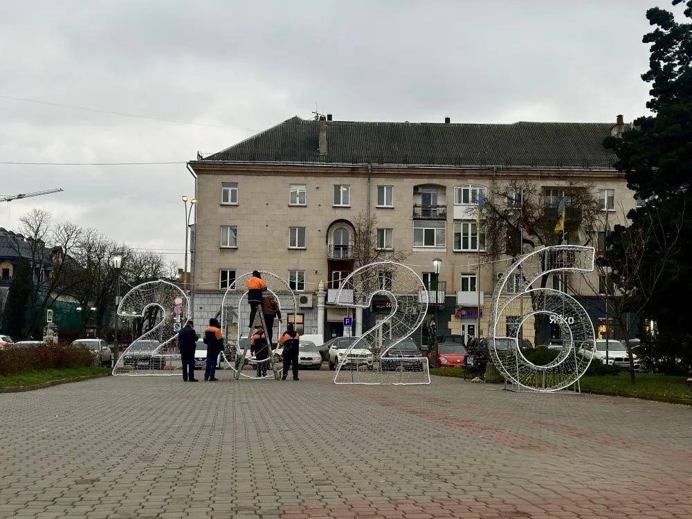 На Майдані Волі встановили новорічну інсталяцію з цифрами «2026»