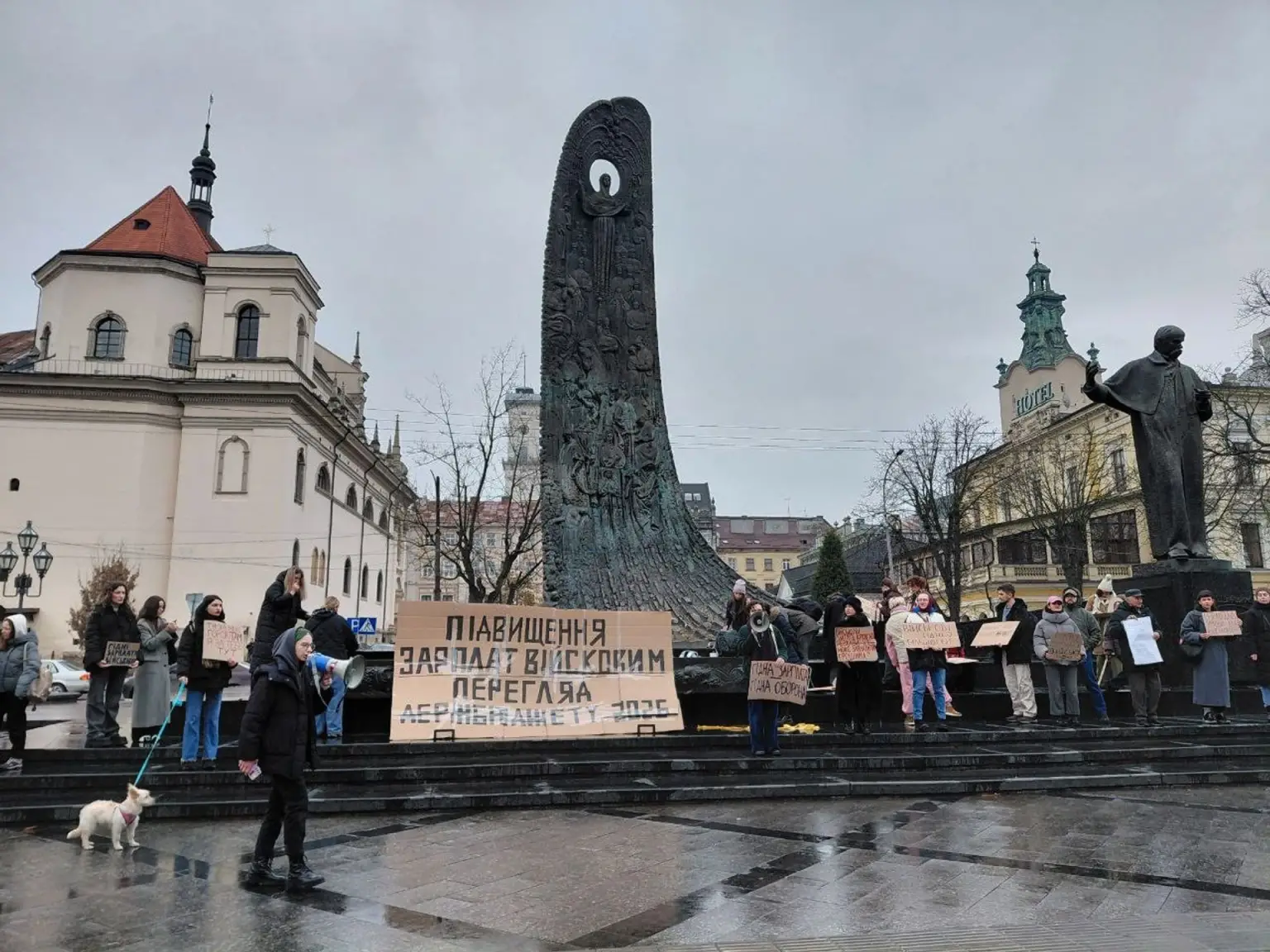 У Львові відбулася акція з вимогою збільшити зарплати військовослужбовцям