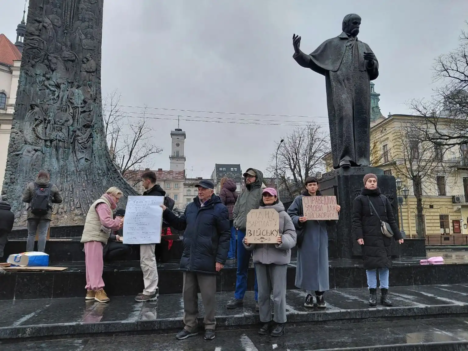 У Львові відбулася акція з вимогою збільшити зарплати військовослужбовцям