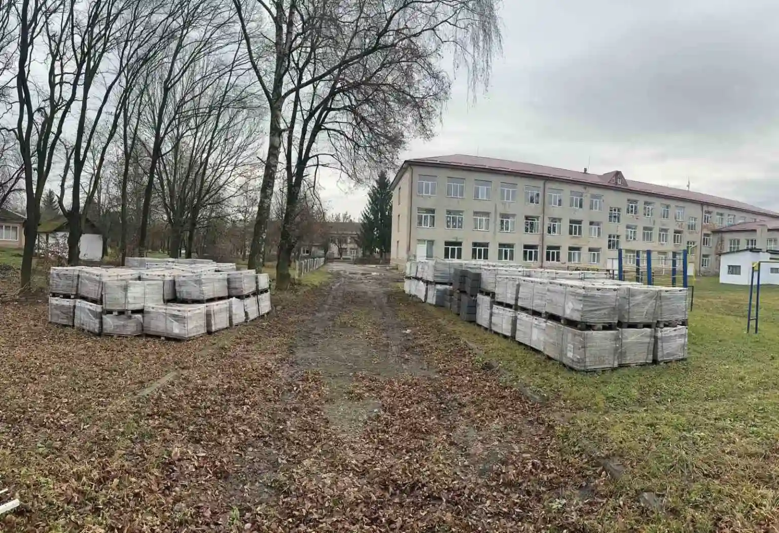 У Білобожницькій громаді облаштовують територію біля приміщення амбулаторії, школи та дитсадку