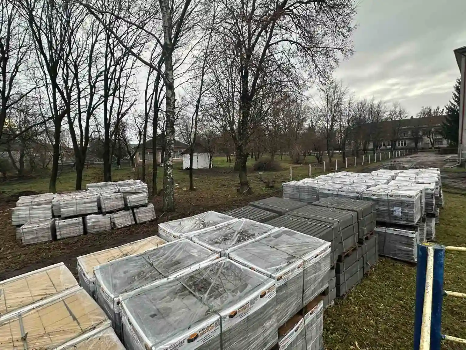 У Білобожницькій громаді облаштовують територію біля приміщення амбулаторії, школи та дитсадку У Білобожницькій громаді облаштовують територію біля приміщення амбулаторії, школи та дитсадку