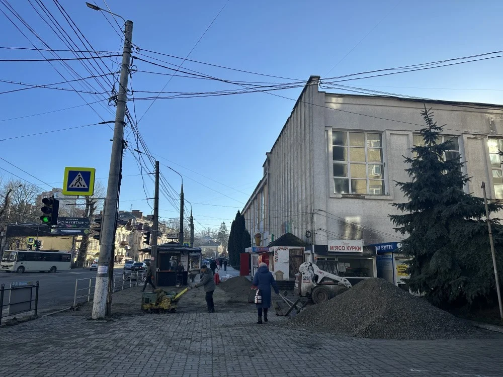 Безбар’єрний тротуар завершують на Острозького у Тернополі: які особливості
