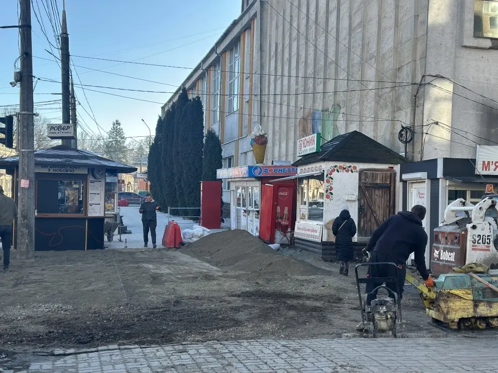 Безбар’єрний тротуар завершують на Острозького у Тернополі: які особливості Безбар’єрний тротуар завершують на Острозького у Тернополі: які особливості