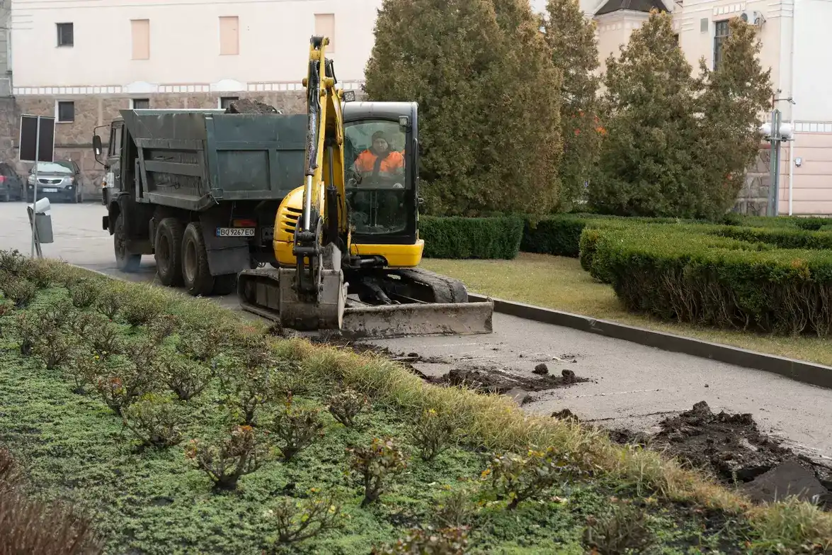 Біля будівлі Тернопільської облради почали облаштовувати безбар’єрний маршрут