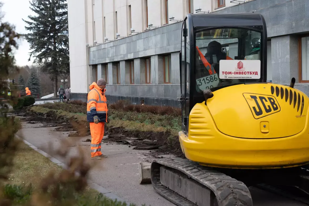 Біля будівлі Тернопільської облради почали облаштовувати безбар’єрний маршрут Біля будівлі Тернопільської облради почали облаштовувати безбар’єрний маршрут