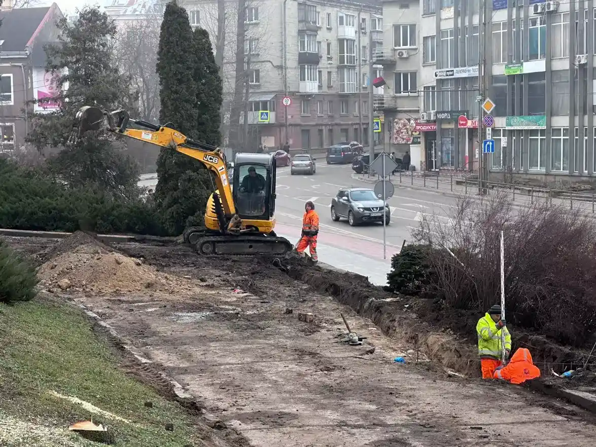 Біля будівлі Тернопільської облради почали облаштовувати безбар’єрний маршрут Біля будівлі Тернопільської облради почали облаштовувати безбар’єрний маршрут