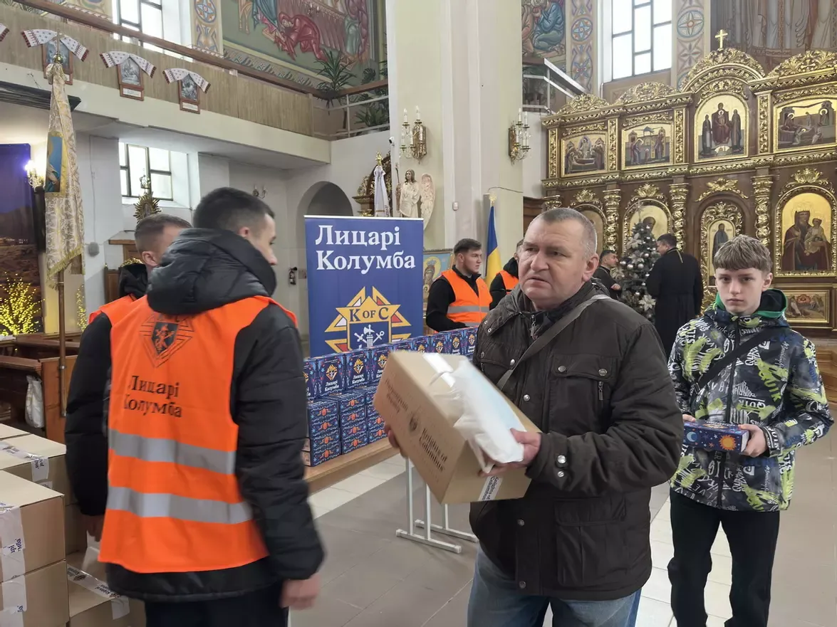 Продуктові набори і допомога дітям: УГКЦ в Тернополі підтримала постраждалих від ракетної атаки