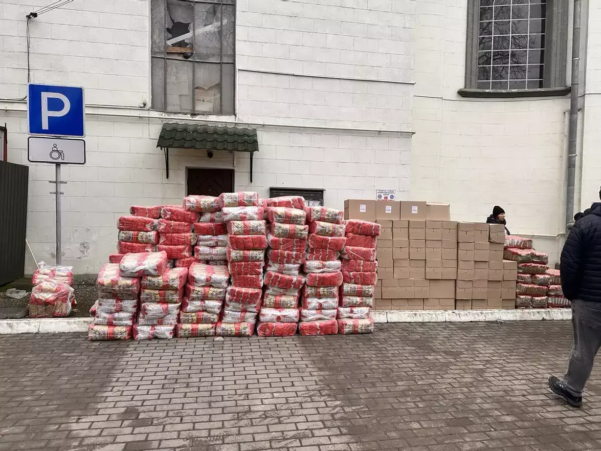 Продуктові набори і допомога дітям: УГКЦ в Тернополі підтримала постраждалих від ракетної атаки