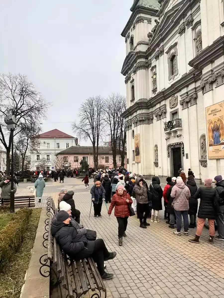 Продуктові набори і допомога дітям: УГКЦ в Тернополі підтримала постраждалих від ракетної атаки