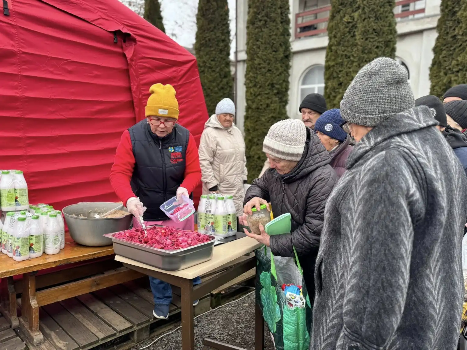 Кутя для Святвечора: у Тернополі благодійники роздавали різдвяні страви нужденним Кутя для Святвечора: у Тернополі благодійники роздавали різдвяні страви нужденним