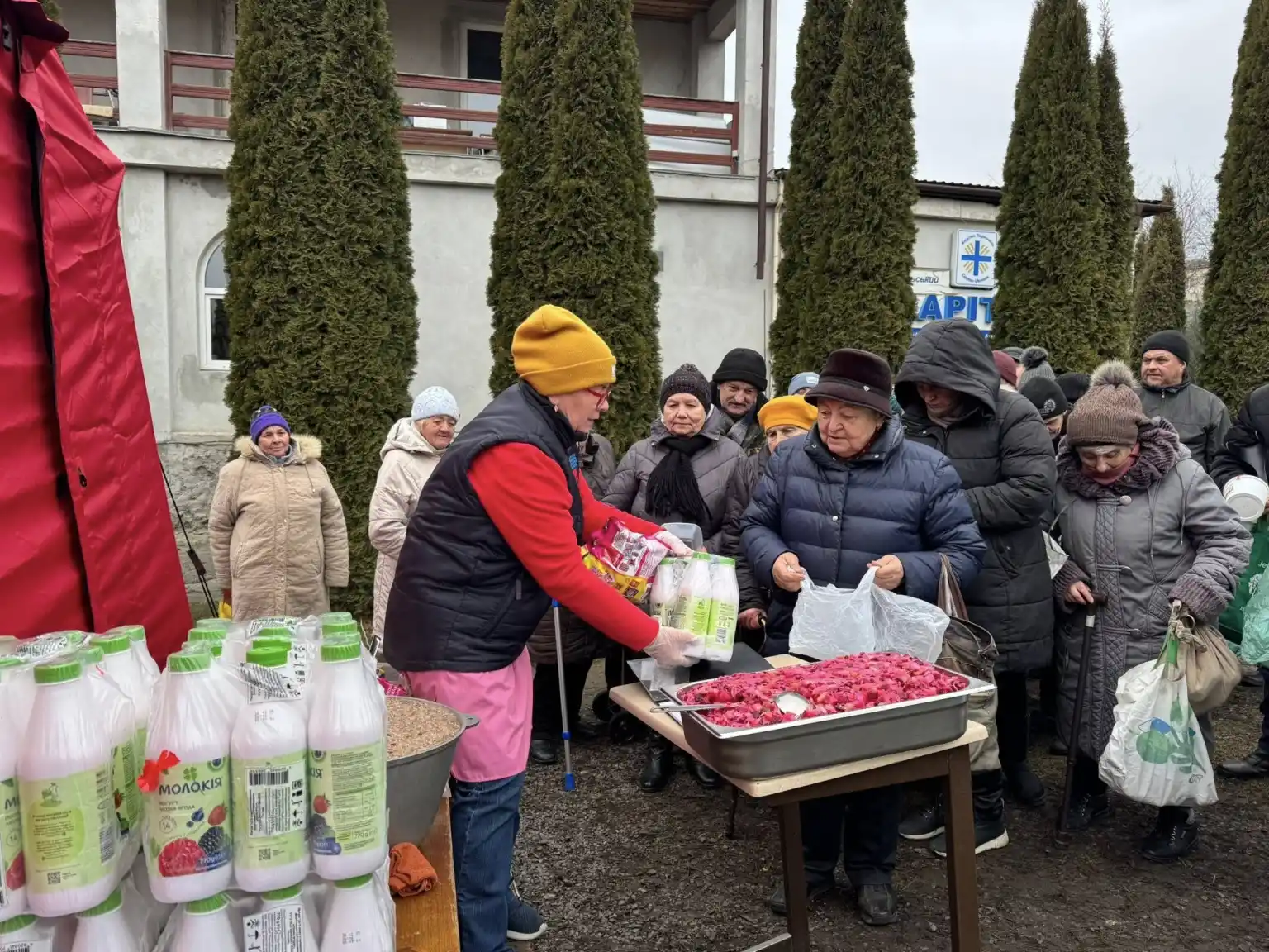 Кутя для Святвечора: у Тернополі благодійники роздавали різдвяні страви нужденним Кутя для Святвечора: у Тернополі благодійники роздавали різдвяні страви нужденним