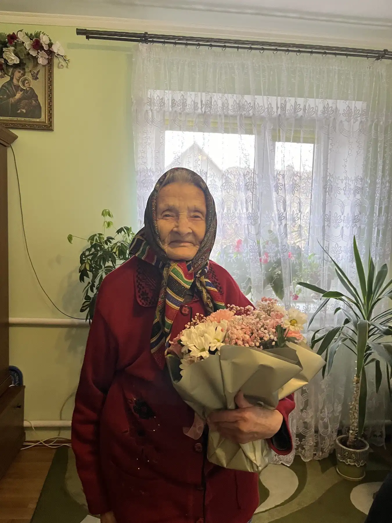 У 95 років жителька Тернопільщини читає, ліпить вареники і бавить правнуків