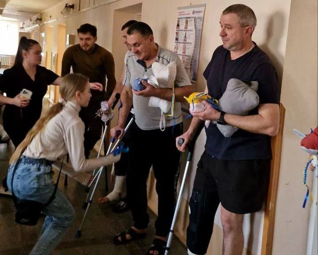 Тепло дитячих сердець у лікарняних палатах: школярі Тернополя підтримали поранених військових Тепло дитячих сердець у лікарняних палатах: школярі Тернополя підтримали поранених військових