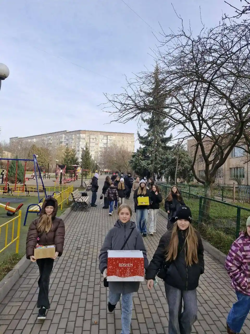 Тепло дитячих сердець у лікарняних палатах: школярі Тернополя підтримали поранених військових Тепло дитячих сердець у лікарняних палатах: школярі Тернополя підтримали поранених військових