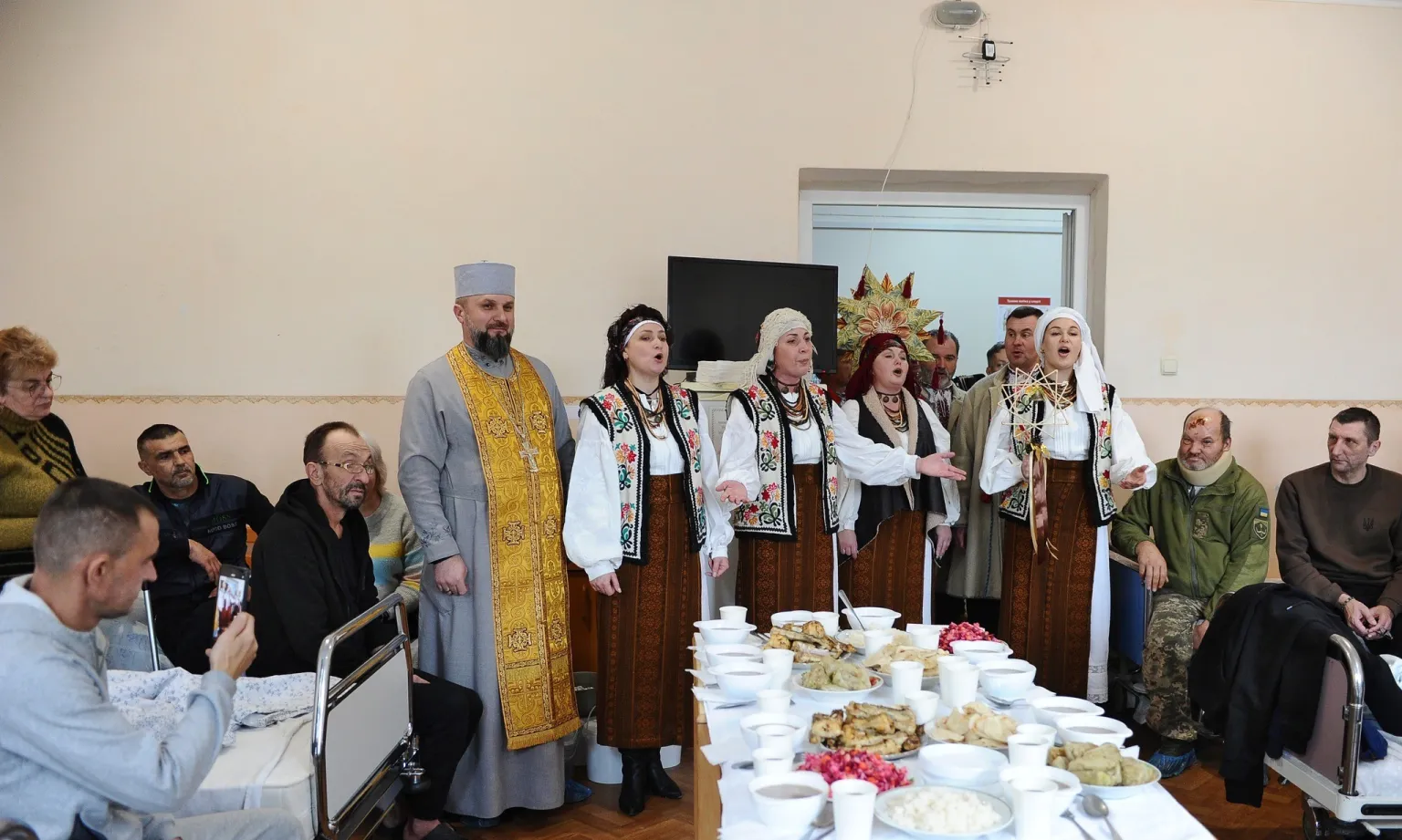 Святвечір у лікарняних палатах: у Чорткові поранених воїнів зібрали за різдвяним столом