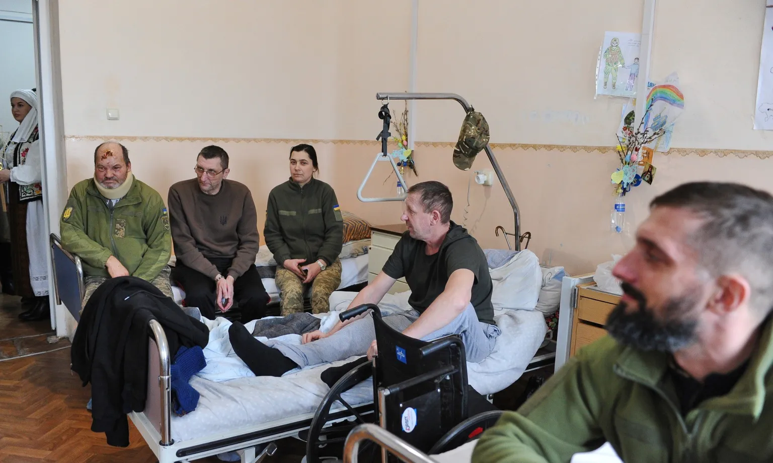 Святвечір у лікарняних палатах: у Чорткові поранених воїнів зібрали за різдвяним столом